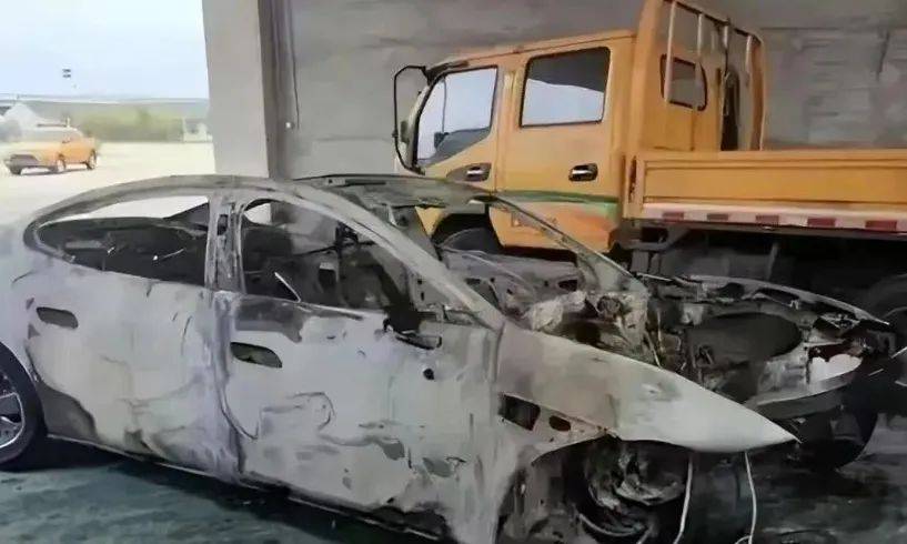 中華EV　衝突された衝撃で爆発炎上